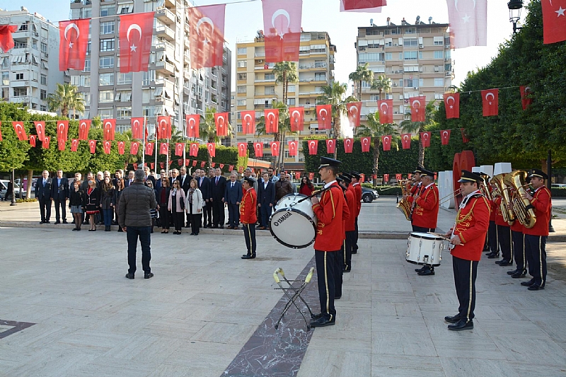 22 KASIM 2018 PERŞEMBE GÜNÜ, BİLİMSEL DİŞ HEKİMLİĞİNİN KURULUŞU’NUN 110. YILI ADANA’DA DA KUTLANDI. ATATÜRK ANITI ÖNÜNDE BULUŞAN DİŞ HEKİMLERİMİZ, BÜYÜKŞEHİR BELEDİYESİ BANDOSU EŞLİĞİNDE ANITA ÇELENK KOYUP, SAYGI DURUŞUNDA BULUNUP, İSTİKLAL MARŞI OKUNDU.