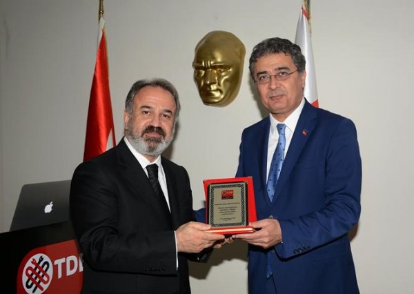 22 KASIM CUMARTESİ GÜNÜ PROF.DR.GÜRCAN ESKİTAŞÇIOĞLU'NUN SUNUMUYLA 'DİŞ HEKİMLİĞİNDE YENİ TEKNİK VE MATERYALLER' KONULU SEMİNER YAPILDI